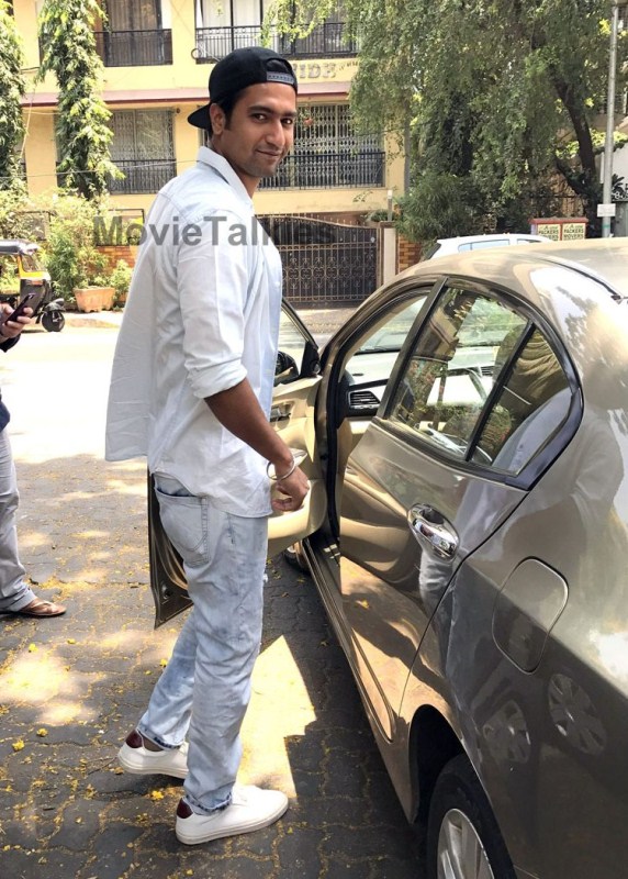 Vicky Kaushal snapped outside Sanjay Leela Bhansali office. Vicky Kaushal,Vicky Kaushal hiding,actor Vicky Kaushal,Raju Hirani