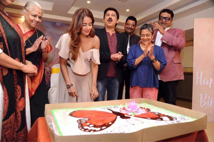 Actress Parul Yadav began shooting for Kannada film "Butterfly", a remake of Vikas Bahl's "Queen", on Monday on the occasion of her birthday. "It's the most overwhelming feeling that I get to start this very important film of my career on my birthday. It has been a wonderful journey so far, but I am really looking forward to this new chapter that will unfold in my life," Parul said in a statement. Parul Yadav,Queen,Queen remake,Queen remake in kannada,Butterfly,Kannada movie Butterfly,Vikas Bahl,Parul Yadav birthday,Parul Yadav birthday celebrations,Amy Jackson,Lisa Haydon