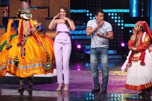 Bollywood actors Salman Khan and Sonakshi Sinha during the promotion of film Tubelight on the sets of Star Plus TV show Nach Baliye Season 8 in Mumbai.