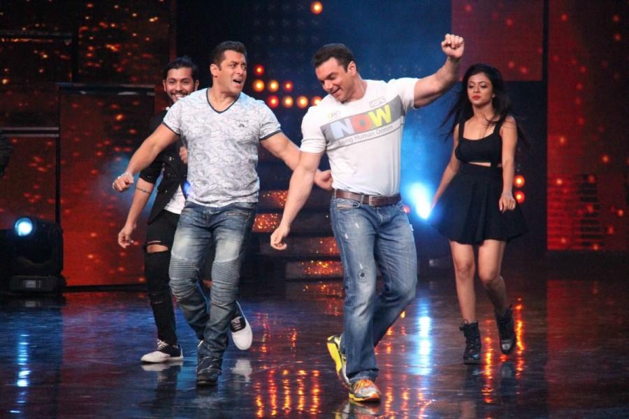 Bollywood actors Salman Khan and Sohail Khan during the promotion of film Tubelight on the sets of Star Plus TV show Nach Baliye Season 8 in Mumbai. Salman Khan,Sonakshi Sinha,Sohail Khan,Nach Baliye 8,Tubelight,Tubelight promotion,Tubelight movie promotion,Tubelight promotion on Nach Baliye 8,Salman Khan at Nach Baliye 8,Sonakshi Sinha at Nach Baliye 8