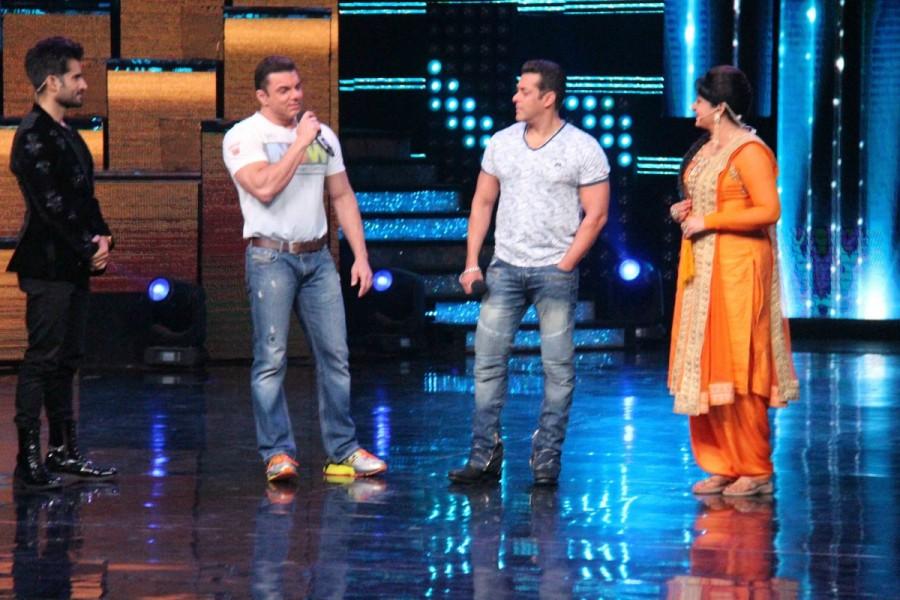 Bollywood actors Salman Khan and Sohail Khan spotted during the promotion of film Tubelight on the sets of Star Plus TV show Nach Baliye Season 8 in Mumbai on June 6, 2017. Salman Khan,Sonakshi Sinha,Sohail Khan,Nach Baliye 8,Tubelight,Tubelight promotion,Tubelight movie promotion,Tubelight promotion on Nach Baliye 8,Salman Khan at Nach Baliye 8,Sonakshi Sinha at Nach Baliye 8