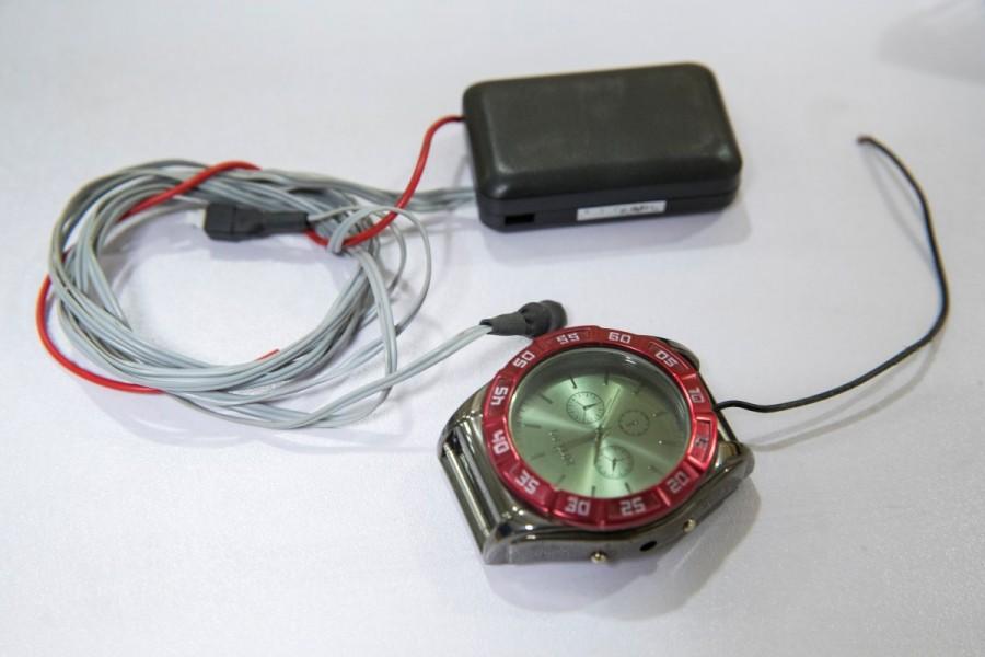 A wireless device disguised as a watch. Devices used to cheat exams,cheat exams,High-tech devices used to cheat China's exams,High-tech devices used to cheat exams,High-tech devices
