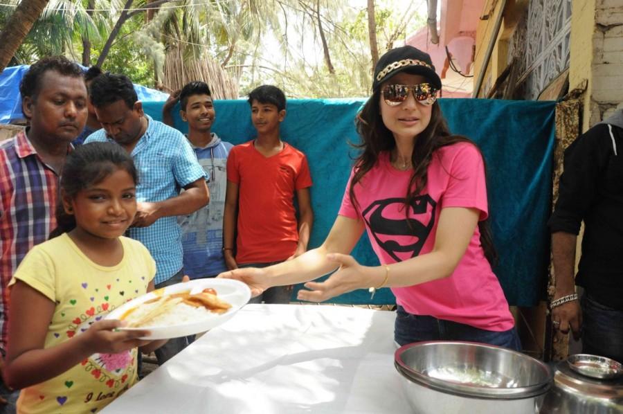Bollywood actress Ameesha Patel snapped post serving food to poor people at Juhu, Mumbai on June 6, 2017. Ameesha Patel,actress Ameesha Patel,Ameesha Patel distributes food