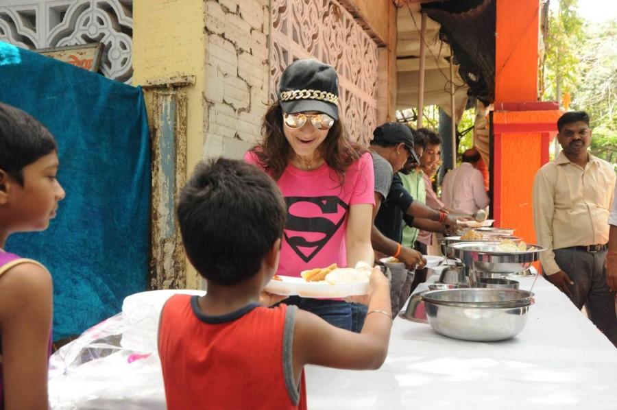 Ameesha Patel feeds poor people home cooked food outside the temple at Juhu. Ameesha Patel,actress Ameesha Patel,Ameesha Patel distributes food