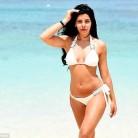 Cara de la Hoyde flaunts her athletic figure and impressive abs.