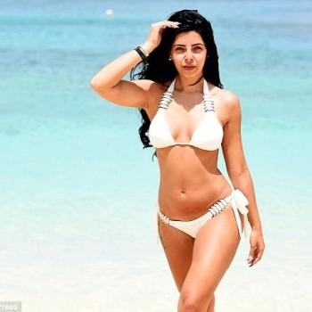 Cara de la Hoyde flaunts her athletic figure and impressive abs.