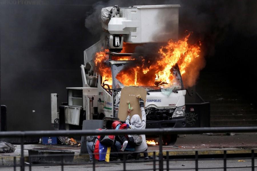 A truck is set on fire outside a Supreme Justice Court branch office during riots at a rally against Venezuelan president Nicolas Maduro's government in Caracas, Venezuela, June 7, 2017. Venezuela,Venezuela capital,Violence engulfs Venezuela,teenage protester dies,Riot security forces