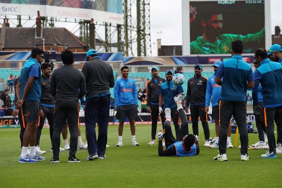 Sri Lanka: Angelo Mathews (Captain), Dinesh Chandimal, Niroshan Dickewalla (wicket-keeper), Chamara Kapugedara, Kusal Mendis, Kusal Perera, Thisara Perera, Sekkuge Prasanna, Nuwan Pradeep, Suranga Lakmal, Lakshan Sandakan, Lasith Malinga, Asela Gunaratne, Nuwan Kulasekara, Upul Tharanga. CT 2017,India vs Sri Lanka,india vs sri lanka champions trophy 2017,india vs sri lanka cricket score,Angelo Mathews,Virat Kohli,ICC Champions Trophy