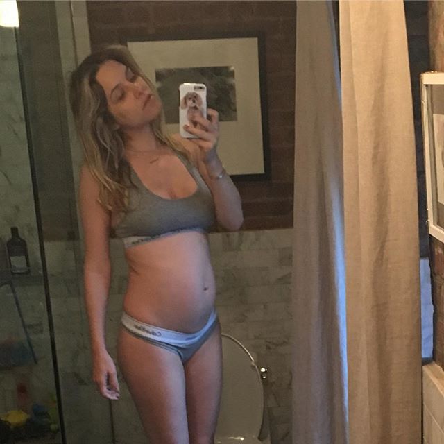 Pregnant Jenny Mollen flaunts her baby bump. Jenny Mollen,Jenny Mollen baby bump,Jenny Mollen baby bump pics,Jenny Mollen baby bump images,Jenny Mollen baby bump stills,Jenny Mollen baby bump pictures,Jenny Mollen baby bump photos