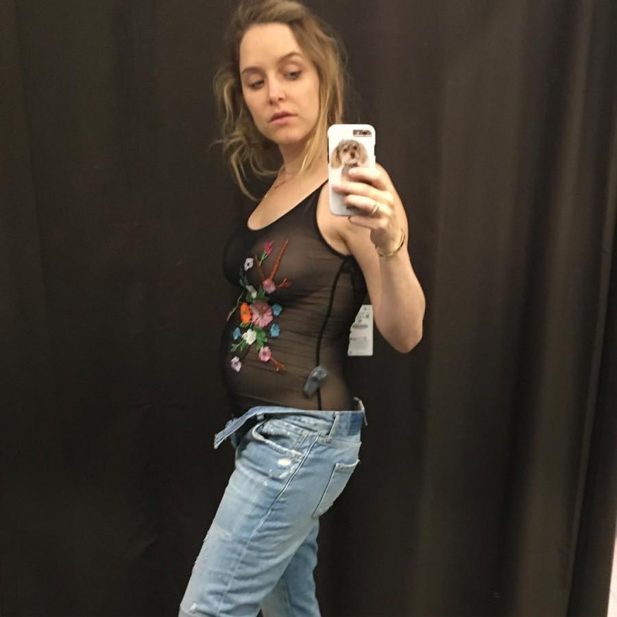 Jason Biggs' wife Jenny Mollen flaunts her baby bump. Jenny Mollen,Jenny Mollen baby bump,Jenny Mollen baby bump pics,Jenny Mollen baby bump images,Jenny Mollen baby bump stills,Jenny Mollen baby bump pictures,Jenny Mollen baby bump photos