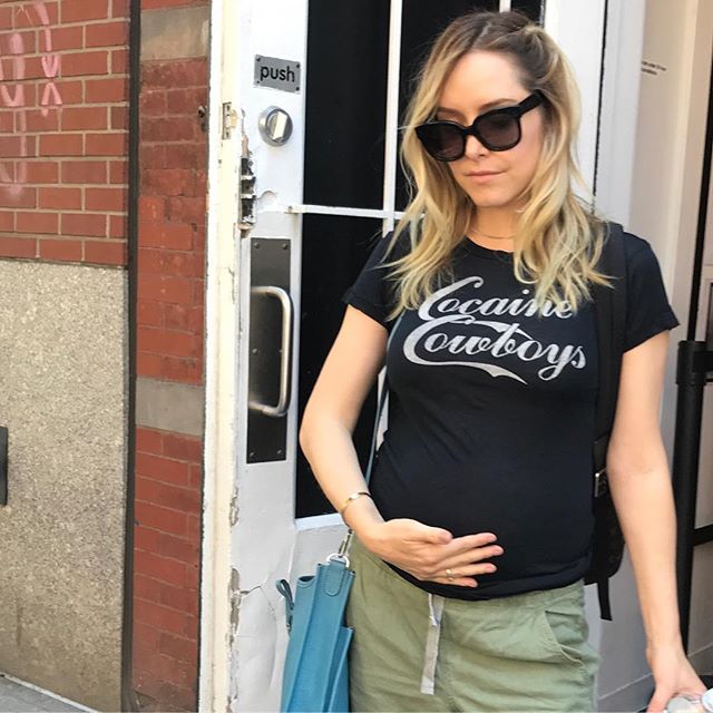 Jason Biggs' pregnant wife Jenny Mollen flaunts her baby bump. Jenny Mollen,Jenny Mollen baby bump,Jenny Mollen baby bump pics,Jenny Mollen baby bump images,Jenny Mollen baby bump stills,Jenny Mollen baby bump pictures,Jenny Mollen baby bump photos