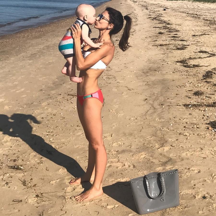 Hilaria Thomas Baldwin flaunts her bikini body as she hits the beach with Alec and the kids. Hilaria Baldwin,Hilaria Baldwin bikini pics,Hilaria Baldwin bikini images,Hilaria Baldwin bikini stills,Hilaria Baldwin curves,Hilaria Baldwin curves pics,Hilaria Baldwin flaunts curves,Hilaria Baldwin hot pics,Hilaria Baldwin hot images,Hilaria Baldwin h