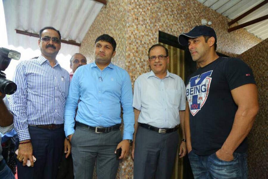 Avers Ajoy H Mehta, BMC Commissioner,"The norms in Mumbai are that every 500 metres where people reside, there should be a toilet. The corporation is making every attempt to do that. However we are also enlisting the help of people and it is very heatening to see that Salman has come forward to tell people to use toilets. Salman Khan,BMC's campaign,Public Utility,Public Utility Toilets,Aarey Milk Colony,actor Salman Khan,bollywood actor Salman Khan,Brihanmumbai Municipal Corporation