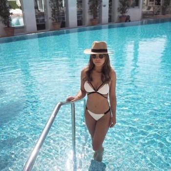 Chloe Rose Lewis shows her cleavage in swimsuit.