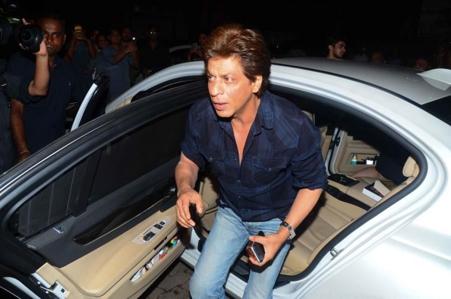 Indian film actor at Shah Rukh Khan at Imtiaz Ali house. Shah Rukh Khan met Imtiaz Ali,Shah Rukh Khan,Imtiaz Ali,Jab Harry Met Sejal
