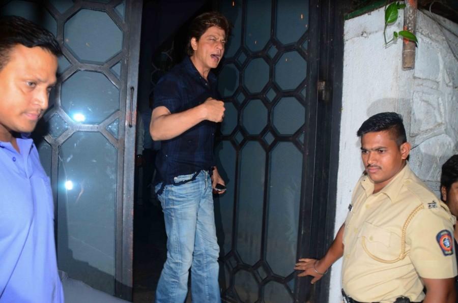 Indian film actor at SRK at Imtiaz Ali house. Shah Rukh Khan met Imtiaz Ali,Shah Rukh Khan,Imtiaz Ali,Jab Harry Met Sejal