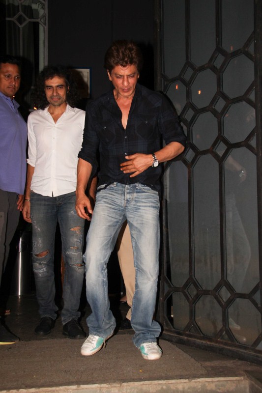 Bollywood actor SRK and Imtiaz Ali were spotted at a popular restaurant for dinner. Shah Rukh Khan met Imtiaz Ali,Shah Rukh Khan,Imtiaz Ali,Jab Harry Met Sejal
