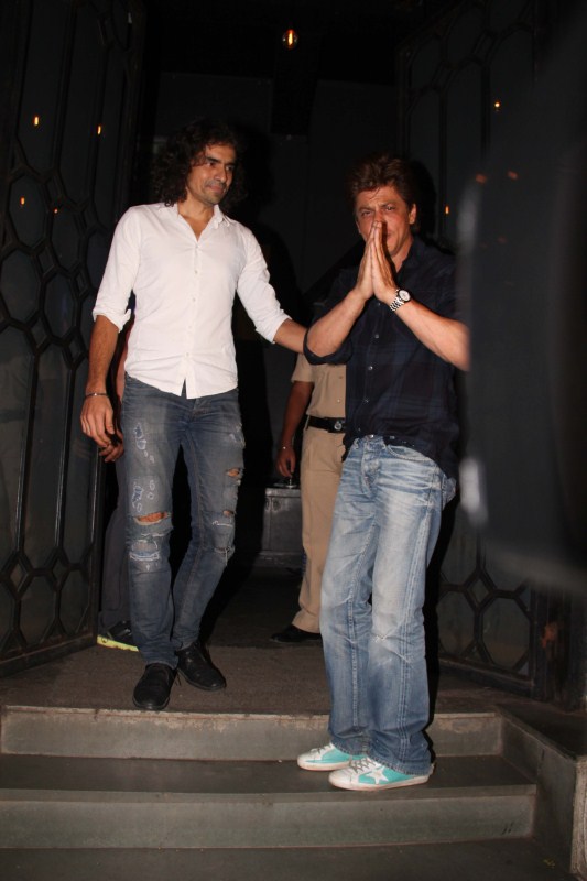 Director Imtiaz Ali and Bollywood actor Shah Rukh Khan were spotted at a popular restaurant for dinner. Shah Rukh Khan met Imtiaz Ali,Shah Rukh Khan,Imtiaz Ali,Jab Harry Met Sejal