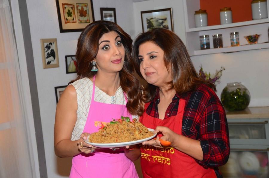 Bollywood actress Shilpa Shetty and filmmaker Farah Khan during the shoot of special Eid episode for Wellness channel in Mumbai on 10th June 2017. Shilpa Shetty,Farah Khan,Shilpa Shetty shoot special Eid episode for Wellness channel,Eid episode,Eid special episod,Wellness channel,actress Shilpa Shetty,bollywood actress Shilpa Shetty