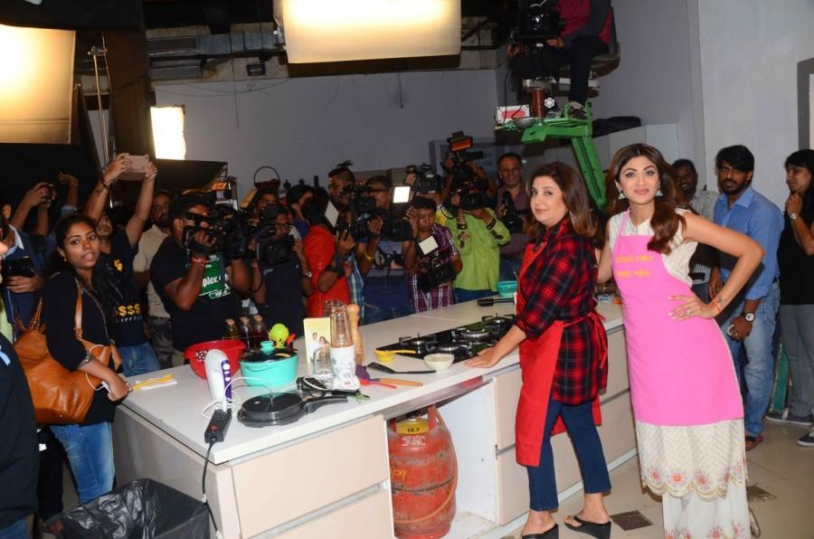 Shilpa Shetty on Eid special episode with Farah Khan for her Wellness Channel in Mumbai on 10th June 2017. Shilpa Shetty,Farah Khan,Shilpa Shetty shoot special Eid episode for Wellness channel,Eid episode,Eid special episod,Wellness channel,actress Shilpa Shetty,bollywood actress Shilpa Shetty