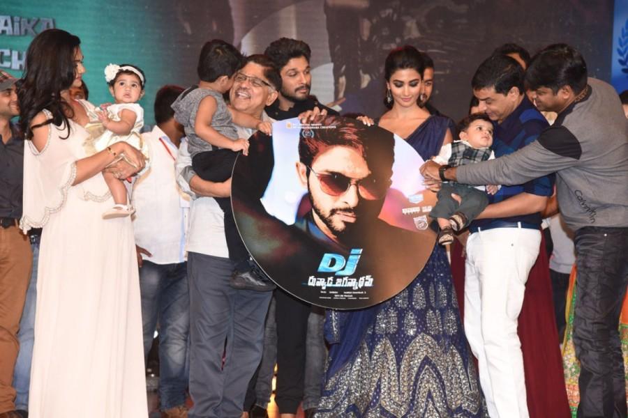 Telugu movie Duvvada Jagannadham audio launch held at Hyderabad. Celebs like Allu Arjun, Pooja Hegde, Dil Raju, Allu Aravind, Subbaraju, Murali Sharma and others graced the event. Allu Arjun,Pooja Hegde,Harish Shankar,Dil Raju,Shirish,Subbaraju,Murali Sharma,Rao Ramesh,Sneha Reddy,Duvvada Jagannadham,Duvvada Jagannadham audio launch,Duvvada Jagannadham audio launch pics,Duvvada Jagannadham audio launch images,Duvvada Jagannadham au