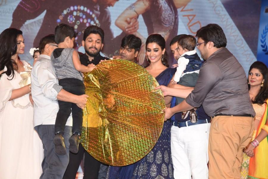 Telugu movie Duvvada Jagannadham audio launch held at Hyderabad. Celebs like Allu Arjun, Pooja Hegde, Sneha Reddy, Allu Ayaan, Dil Raju, Allu Aravind, Subbaraju, Murali Sharma and others graced the event. Allu Arjun,Pooja Hegde,Harish Shankar,Dil Raju,Shirish,Subbaraju,Murali Sharma,Rao Ramesh,Sneha Reddy,Duvvada Jagannadham,Duvvada Jagannadham audio launch,Duvvada Jagannadham audio launch pics,Duvvada Jagannadham audio launch images,Duvvada Jagannadham au