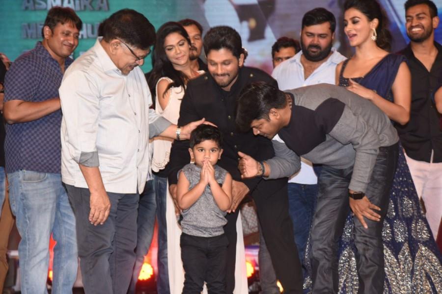 Telugu movie Duvvada Jagannadham audio launch held at Hyderabad. Celebs like Allu Arjun, Pooja Hegde, Sneha Reddy, Allu Ayaan, Dil Raju, Allu Aravind, Subbaraju, Harish Shankar, Rao Ramesh, Kalamandir Kalyan, Subbaraju, Murali Sharma, Ram Laxman, Shirish, Murali Sharma and others graced the event. Allu Arjun,Pooja Hegde,Harish Shankar,Dil Raju,Shirish,Subbaraju,Murali Sharma,Rao Ramesh,Sneha Reddy,Duvvada Jagannadham,Duvvada Jagannadham audio launch,Duvvada Jagannadham audio launch pics,Duvvada Jagannadham audio launch images,Duvvada Jagannadham au