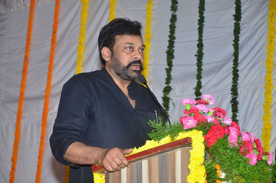 At the meet, the "Tagore" actor was spotted with his new look, twirling his mustache in style. His photographs from the meet have gone viral on social media. Megastar Chiranjeevi,Chiranjeevi,Chiranjeevi new look,Chiranjeevi mustache,Uyyalawada Narasimha Reddy