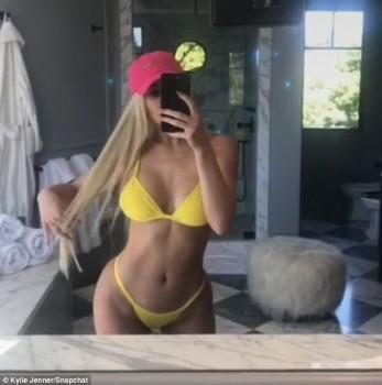Kylie Kristen Jenner flaunts off her eye-popping cleavage in Yellow bikini.