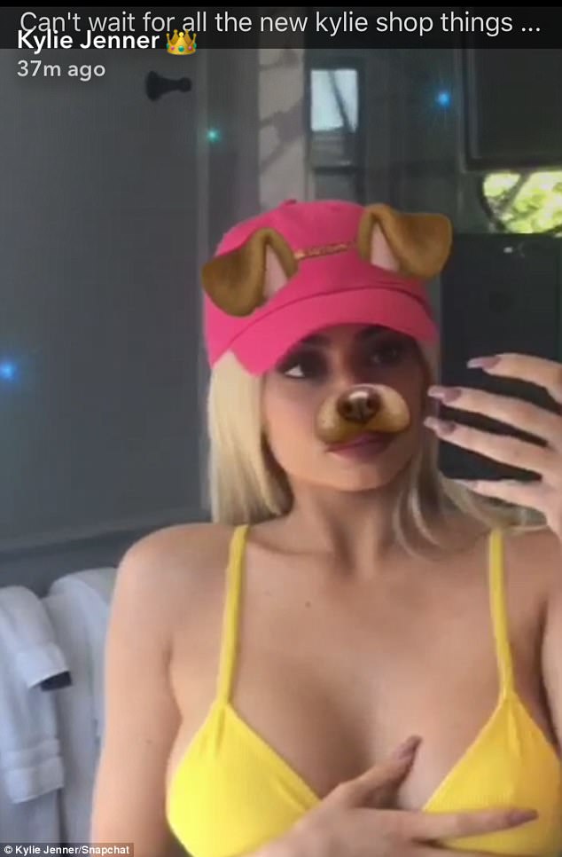 Model Kylie Kristen Jenner flaunts off her eye-popping cleavage in Yellow bikini. Kylie Kristen Jenner,Kylie Jenner,Kylie Jenner cleavage,Kylie Jenner cleavage pics,Kylie Jenner cleavage images,Kylie Jenner cleavage stills,Kylie Jenner cleavage pictures,Kylie Jenner bikini,Kylie Jenner bikini pics,Kylie Jenner bikini images,Kylie Jenne