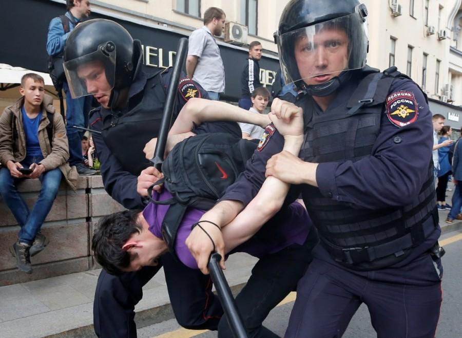 Riot police detain a man during an anti-corruption protest organised by opposition leader Alexei Navalny, on Tverskaya Street in central Moscow, Russia June 12, 2017. Alexei Navalny,Russian opposition leader Alexei Navalny,Anti-Putin protesters,anti-government demonstrations,protesters against Alexei Navalny