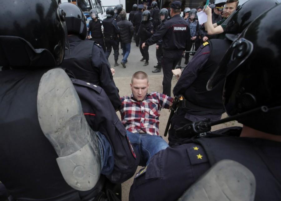 Riot police detain a demonstrator during an anti-corruption protest in central St. Petersburg, Russia, June 12, 2017. Alexei Navalny,Russian opposition leader Alexei Navalny,Anti-Putin protesters,anti-government demonstrations,protesters against Alexei Navalny