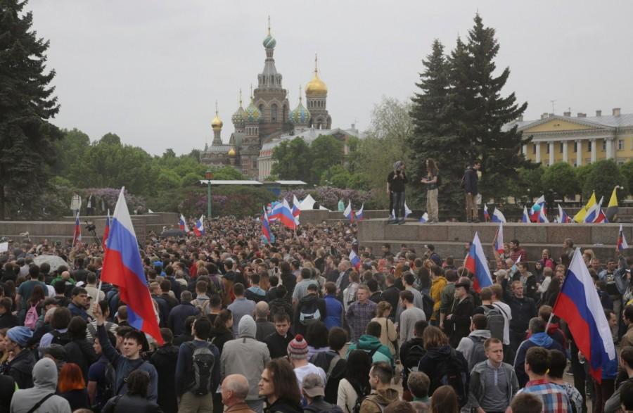 Demonstrators take part in an anti-corruption protest in central St. Petersburg, Russia, June 12, 2017. Alexei Navalny,Russian opposition leader Alexei Navalny,Anti-Putin protesters,anti-government demonstrations,protesters against Alexei Navalny