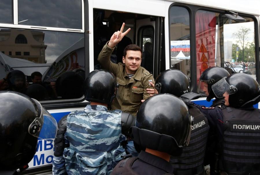 Riot police detain Russian opposition figure Ilya Yashin during an anti-corruption protest organised by opposition leader Alexei Navalny, in central Moscow, Russia, June 12, 2017. Alexei Navalny,Russian opposition leader Alexei Navalny,Anti-Putin protesters,anti-government demonstrations,protesters against Alexei Navalny