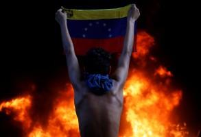 Venezuela Supreme Court office,Protesters attack Venezuela Supreme Court office,Protesters angry