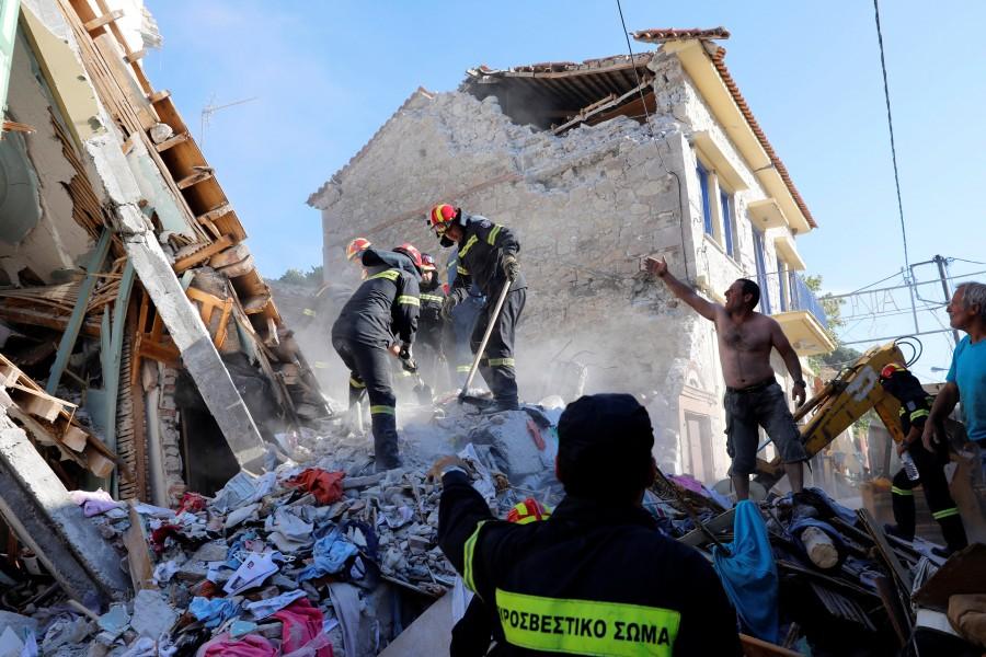 Rescue team members search for victims at a collapsed building in the village of Vrissa on the Greek island of Lesbos, Greece, after a strong earthquake shook the eastern Aegean. Earthquake strikes Greek,Earthquake strikes Lesbos,Greek island,Greek island of Lesbos