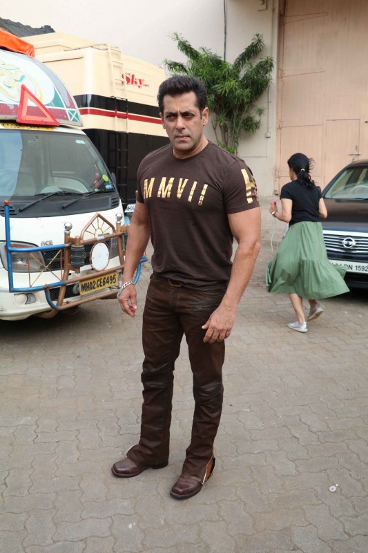 Bollywood superstar Salman Khan promotes Tubelight movie in Mumbai. Salman Khan and Sohail Khan,Salman Khan,Sohail Khan,Salman Khan promotes Tubelight movie,Salman Khan promotes Tubelight,Tubelight,Tubelight movie promotion,Tubelight promotion,Tubelight promotion pics,Tubelight promotion images