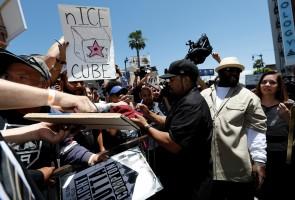 Ice Cube,Ice Cube gets Star on Hollywood Walk of Fame,Hollywood Walk of Fame,Star on Hollywood Walk of Fame,Ice Cube Gets Star on Walk of Fame,actor Ice Cube,Hollywood Walk of Fame pics