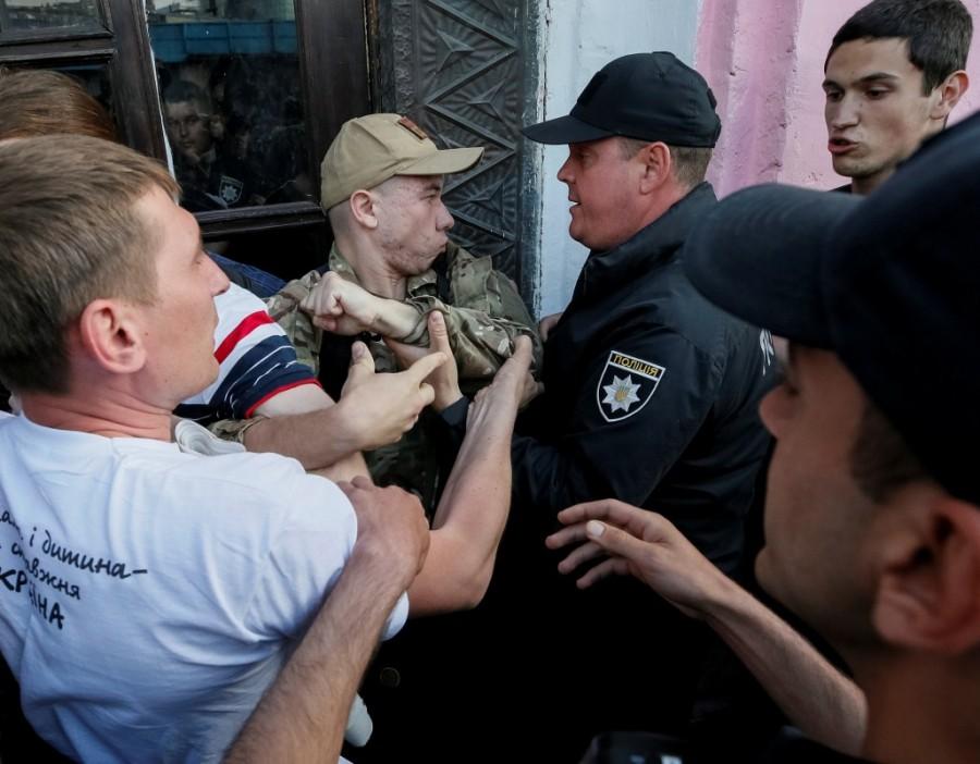 Police block anti-LGBT protesters during the opening ceremony of Kiev Pride 2017. Rainbow flag burned,Ukraine Pride event,Anti-LGBT protesters,Kiev Pride 2017,Ukrainian capital,Anti-LGBT protesters burned a rainbow flag