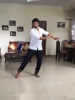 Saqib Saleem bears a lean fit body a mark of machismo and attempting a character of Kathak dancer was completely off beat for him. Though it was very challenging for him but the actor took it in his own stride and put together a genuine effort to learn the art by a professional Kathak guru and actress Ishita Sharma. The actor showed immense grace learning the art that can put many actors to shame. This story is about a father who is a Kathak dancer and how his son is embarrassed of his father's art. The plot explores how they build their relation over a period of time and overcome their personal apprehensions and start a new friendship.