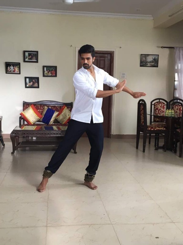 Saqib Saleem bears a lean fit body a mark of machismo and attempting a character of Kathak dancer was completely off beat for him. Though it was very challenging for him but the actor took it in his own stride and put together a genuine effort to learn the art by a professional Kathak guru and actress Ishita Sharma. The actor showed immense grace learning the art that can put many actors to shame. This story is about a father who is a Kathak dancer and how his son is embarrassed of his father's art. The plot explores how they build their relation over a period of time and overcome their personal apprehensions and start a new friendship. Saqib Saleem,Saqib Saleem learns Kathak dance,Kathak dance,Saqib Saleem Kathak dance,Ishita Sharma,Aamad,Aamad movie