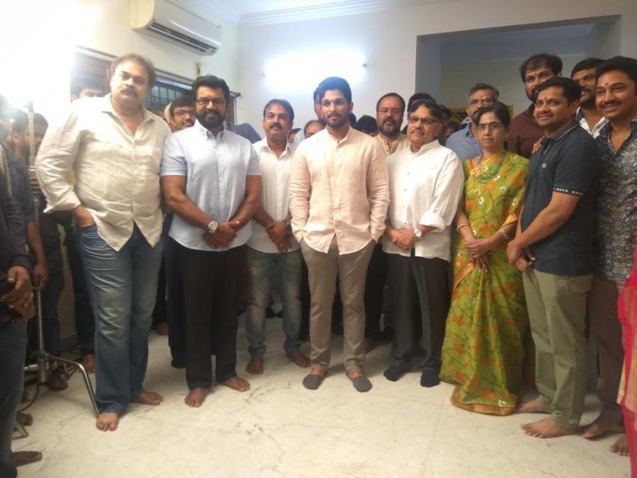 While Allu Arjun's dad Allu Aravind switched on the camera, his mother Nirmala sounded the clapboard. Popular director Koratala Siva handed over script. Vakkantham Vamsi who penned stories for successful films such as Kick, Temper and Race Gurram will be wielding mega phone for the first time with the film. Allu Arjun,Naa Peru Surya Naa Illu India,Naa Peru Surya,Naa Peru Surya movie launch,Allu Arjun new movie Naa Peru Surya,Naa Peru Surya pooja,Naa Peru Surya pics,Naa Peru Surya images
