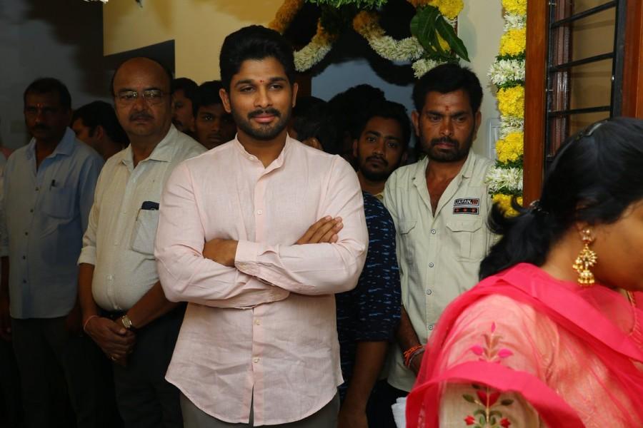 While speaking on the occasion producer Lagadapati Sridhar said, “Allu Arjun promised to work under our production while we were making the film Style. We are very much that he kept his promise and is working for our production venture “Naa Peru Surya – Naa Illu India”. Allu Arjun is on full swing with hat trick blockbusters and his DJ audio is also fascinating. Seems like, fourth consecutive hit is guaranteed for him. We are very much excited to associate with successful writer Vakkantham Vamsi who penned stories for Kick, Temper and Race Gurram is turning director now. Allu Arjun,Naa Peru Surya Naa Illu India,Naa Peru Surya,Naa Peru Surya movie launch,Allu Arjun new movie Naa Peru Surya,Naa Peru Surya pooja,Naa Peru Surya pics,Naa Peru Surya images