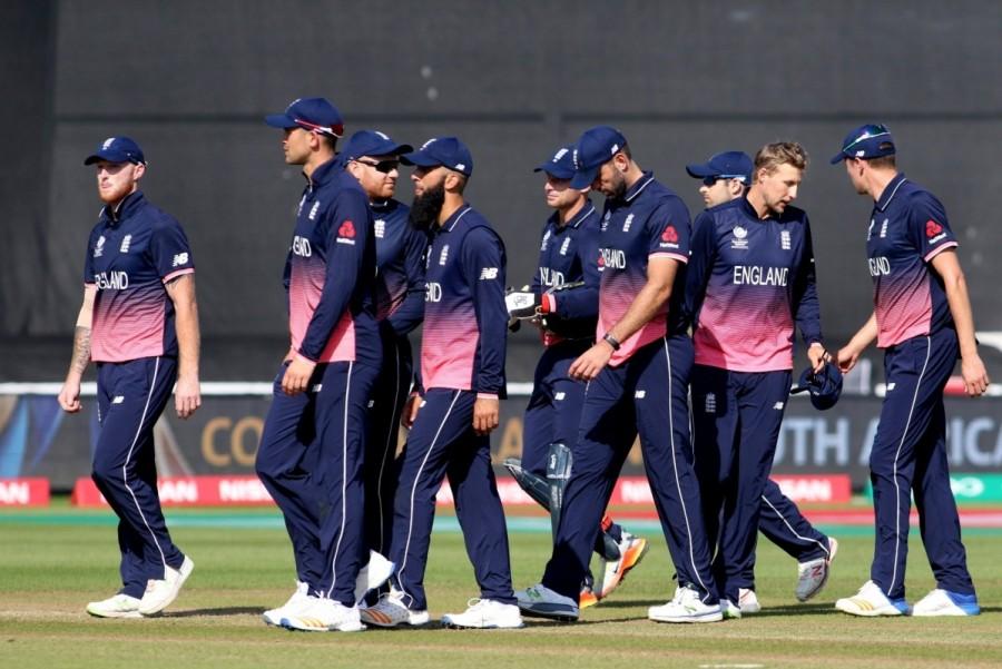 Unlike the previous matches, England's lower-order drastically failed to live up to the pressure as Jos Buttler (4), Moeen Ali (11), Rashid (7), Plunkett (9) and Wood (3) only managed to add 30 runs for the cause. Pakistan upstage England,Champions Trophy 2017,Champions Trophy final,ICC Champions Trophy,Pakistan beats England