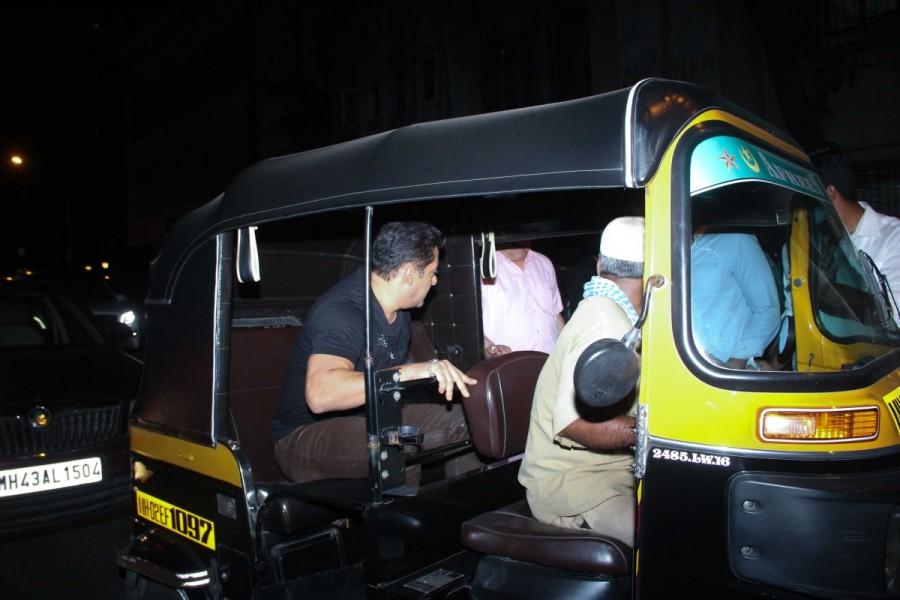 Salman currently awaits the release of his forthcoming film "Tubelight". Directed by Kabir Khan, the film also features Salman's brother Sohail Khan, Chinese actress Zhu Zhu and late actor Om Puri. Salman Khan,actor Salman Khan,Salman Khan ditches car for cycle,Bollywood superstar Salman Khan,Salman Khan auto ride
