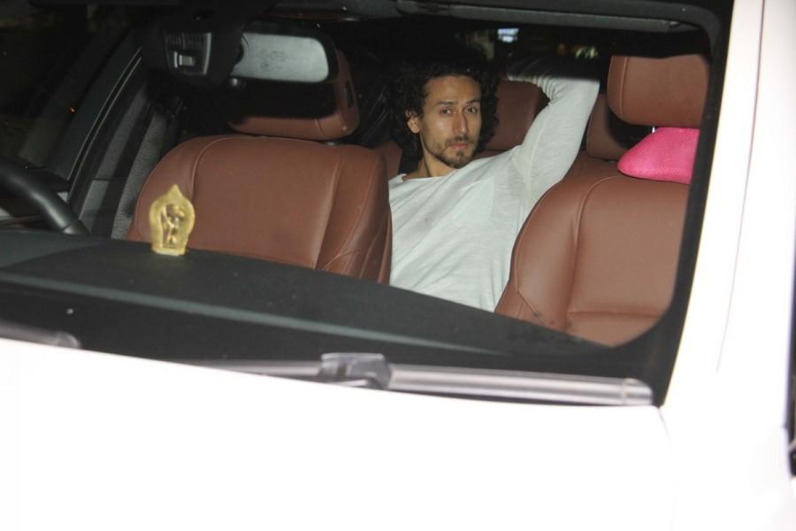 Bollywood actor Tiger Shroff Disha Patani spotted at Bandra. Tiger Shroff and Disha Patani,Tiger Shroff,Disha Patani,Tiger Shroff spotted at Bandra,Disha Patani spotted at Bandra,Tiger Shroff at Bandra,Disha Patani at Bandra