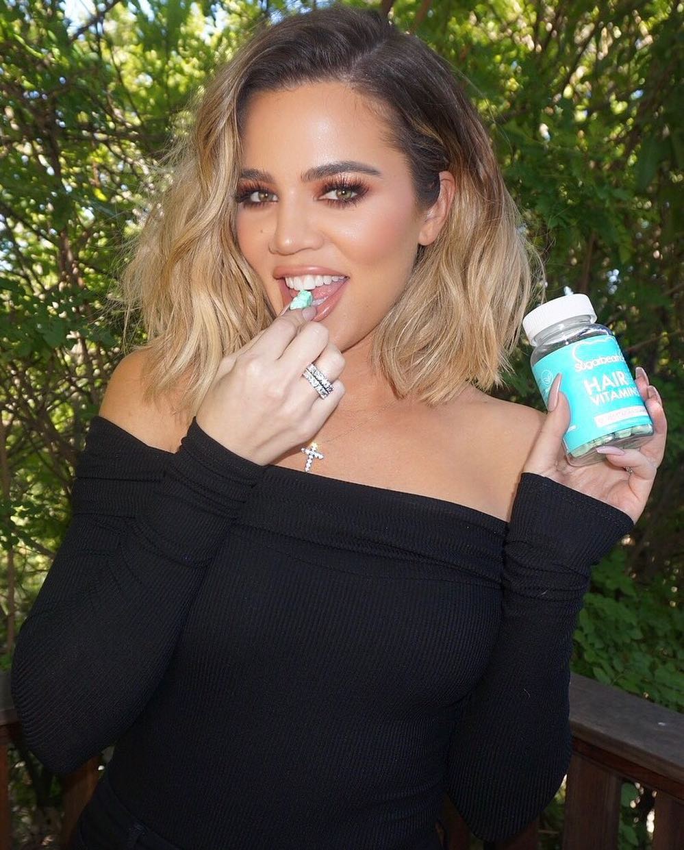 American television personality Khloe Kardashian shows off lob Haircut. Khloe Kardashian,Khloe Kardashian lob Haircut,Khloe Kardashian Haircut,Khloe Kardashian hairstyle,Khloe Kardashian hot pics,Khloe Kardashian hot images,Khloe Kardashian hot stills,Khloe Kardashian hot pictures,Khloe Kardashian hot photos