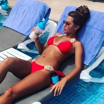 Yazmin Oukhellou reveals her impressive abs.