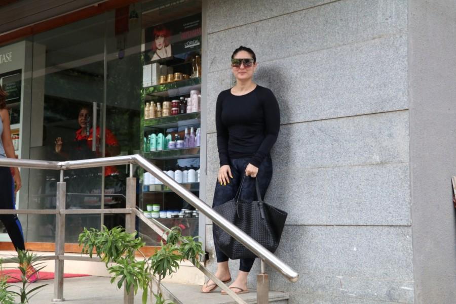 Bollywood actress Kareena Kapoor Khan & Amrita Arora spotted at Freeda in Bandra. Kareena Kapoor Khan and Amrita Arora,Kareena Kapoor Khan,Amrita Arora,Freeda Bandra,Kareena Kapoor Khan spotted at Freeda,Amrita Arora spotted at Freeda