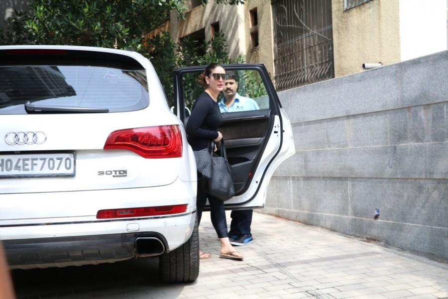 Bollywood actress Kareena Kapoor Khan spotted at Freeda in Bandra, Mumbai on 14th June. Kareena Kapoor Khan and Amrita Arora,Kareena Kapoor Khan,Amrita Arora,Freeda Bandra,Kareena Kapoor Khan spotted at Freeda,Amrita Arora spotted at Freeda